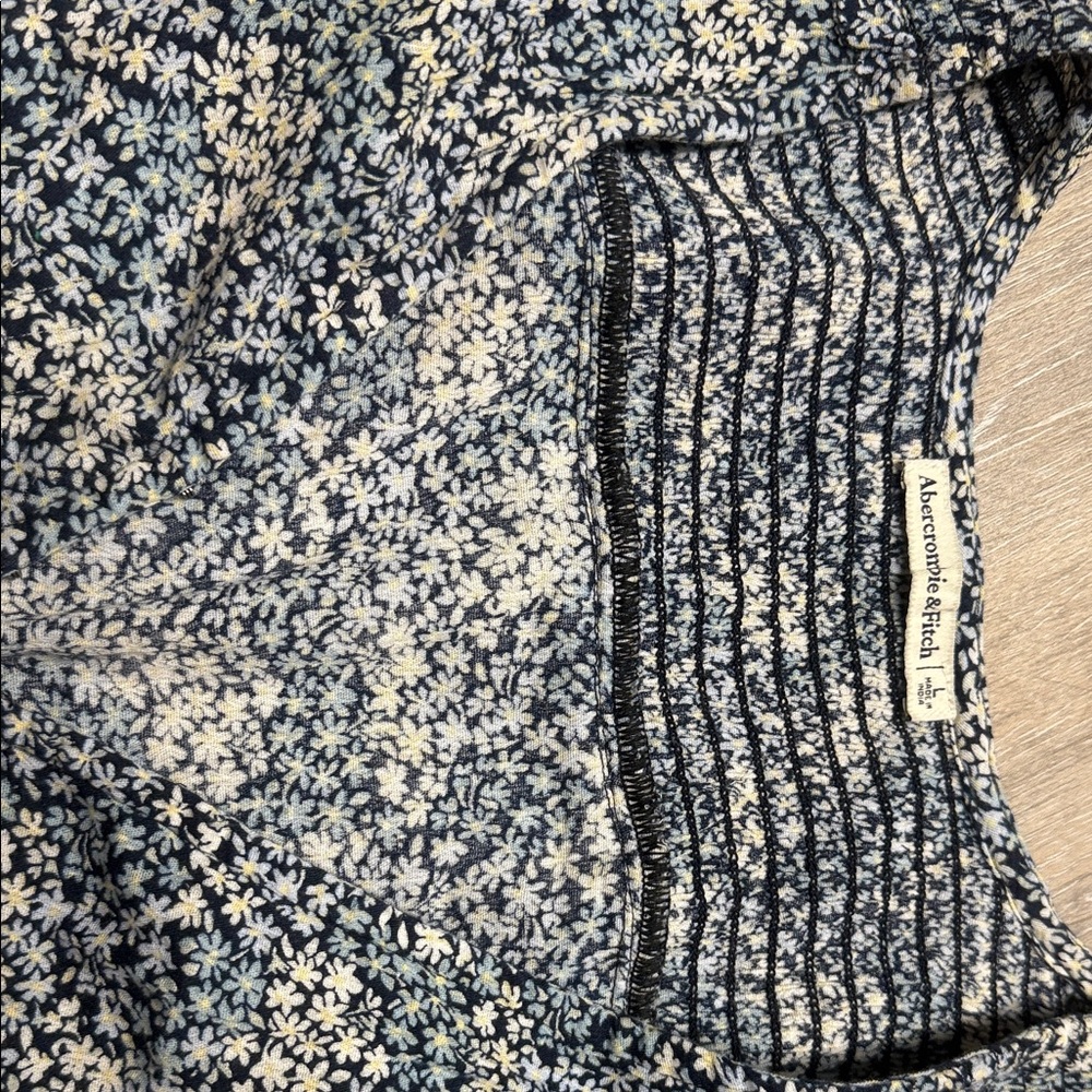 Abercrombie & Fitch Navy and White Floral Blouse size large - Picture 8 of 8